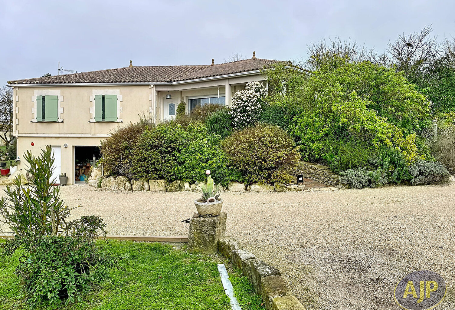 Maison fonctionnelle avec sous-sol aménagé et vue imprenable — photo 1