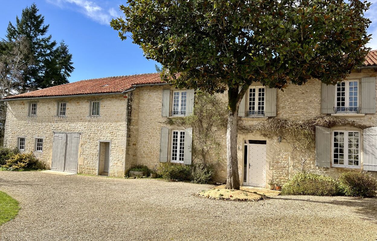 maison 6 pièces 306 m2 à vendre à Lizant (86400)