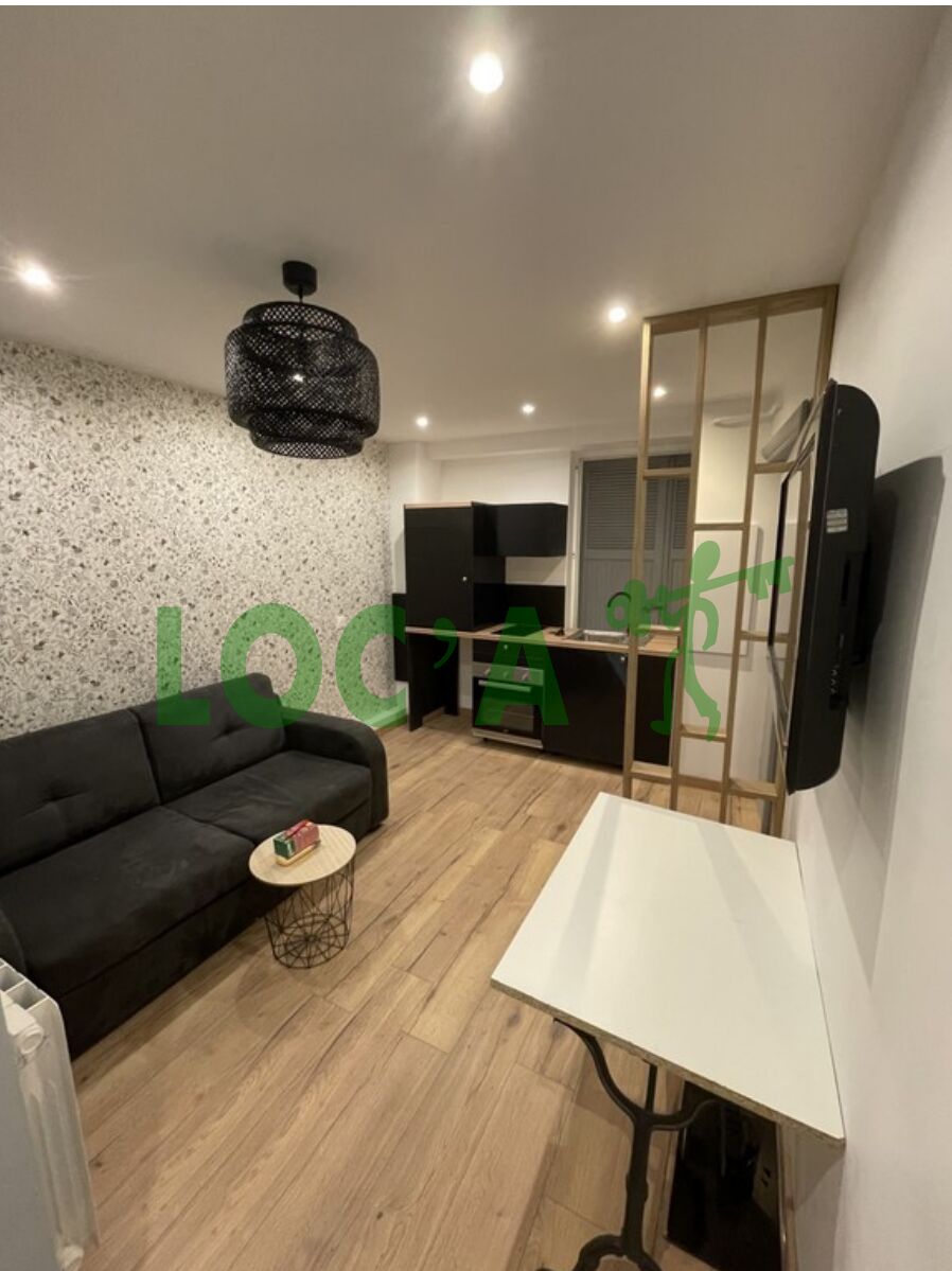 Location Studio 30 m² à Caluire-Et-Cuire 820 ¤ CC /mois