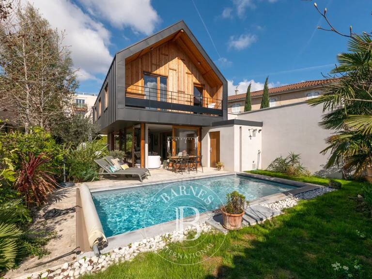 Bron - Hôtel de Ville - Maison Contemporaine - 3 Chambres dont 1 Suite avec terrasse privative - Piscine et jardin — photo 1