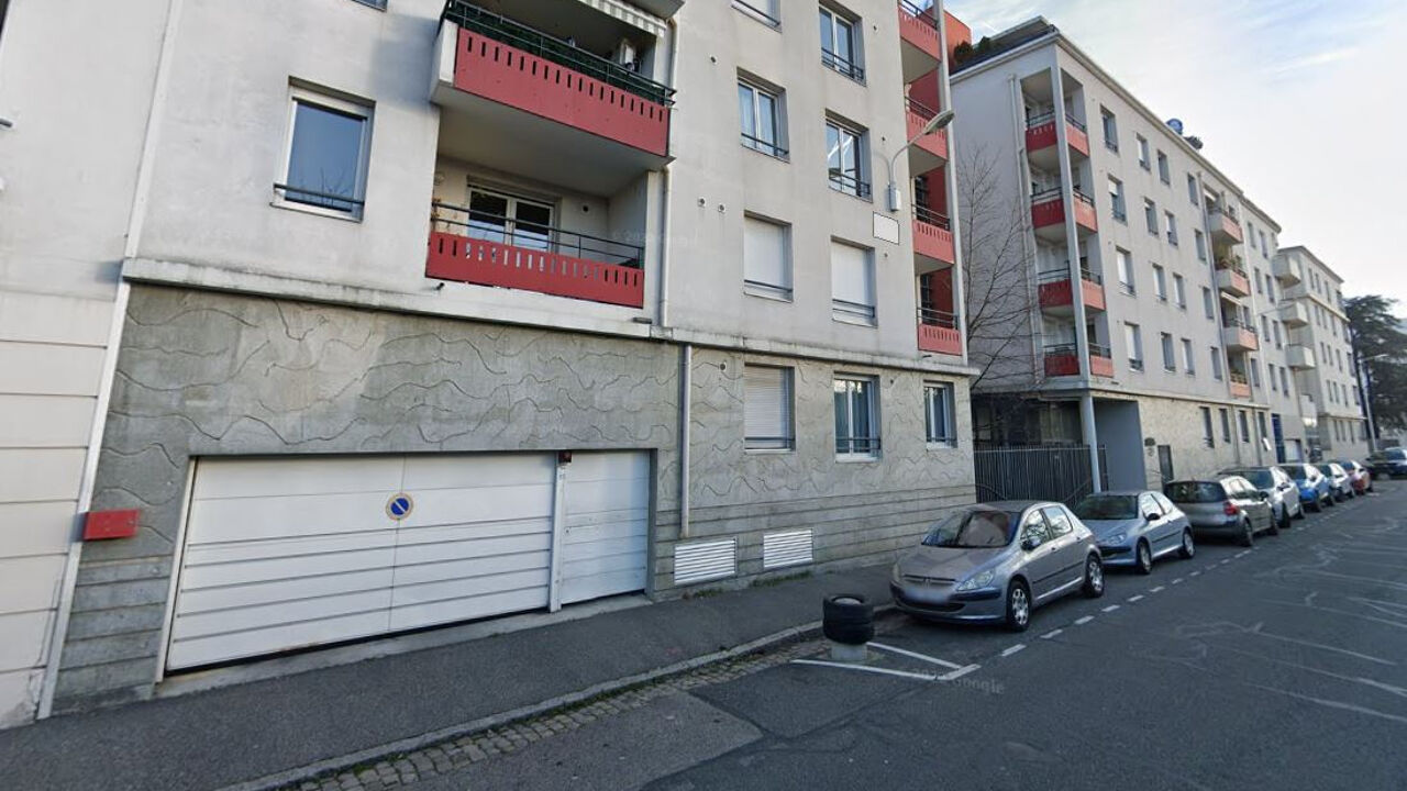 garage  pièces 12 m2 à louer à Lyon 8 (69008)