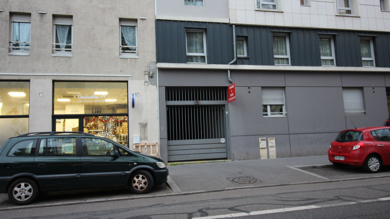 garage  pièces 11 m2 à louer à Lyon 8 (69008)