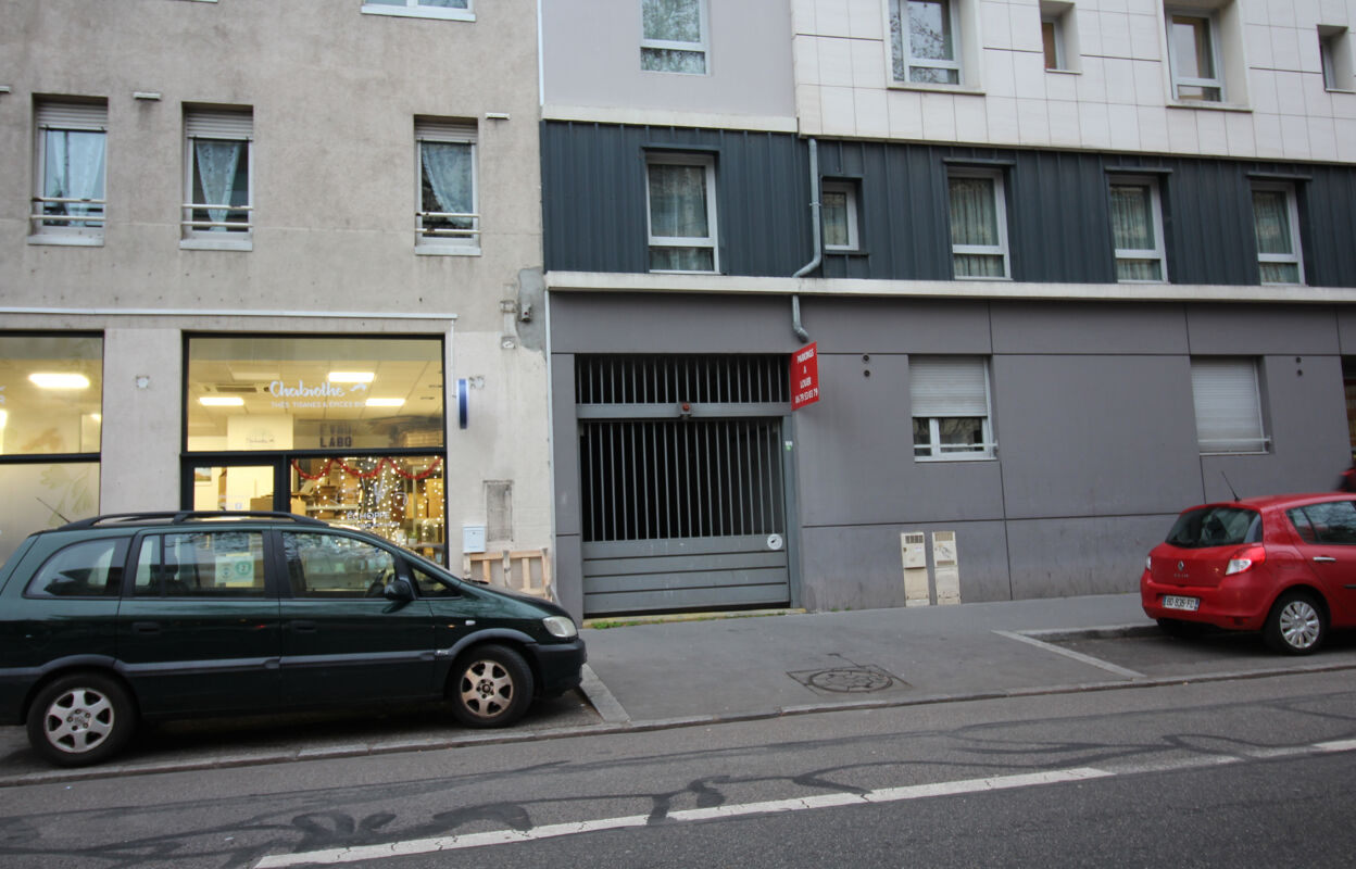 garage  pièces 11 m2 à louer à Lyon 8 (69008)