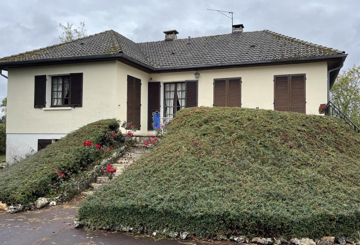 Pavillon de 100 m² sur sous-sol sur 1 600 m² de terrain — photo 1