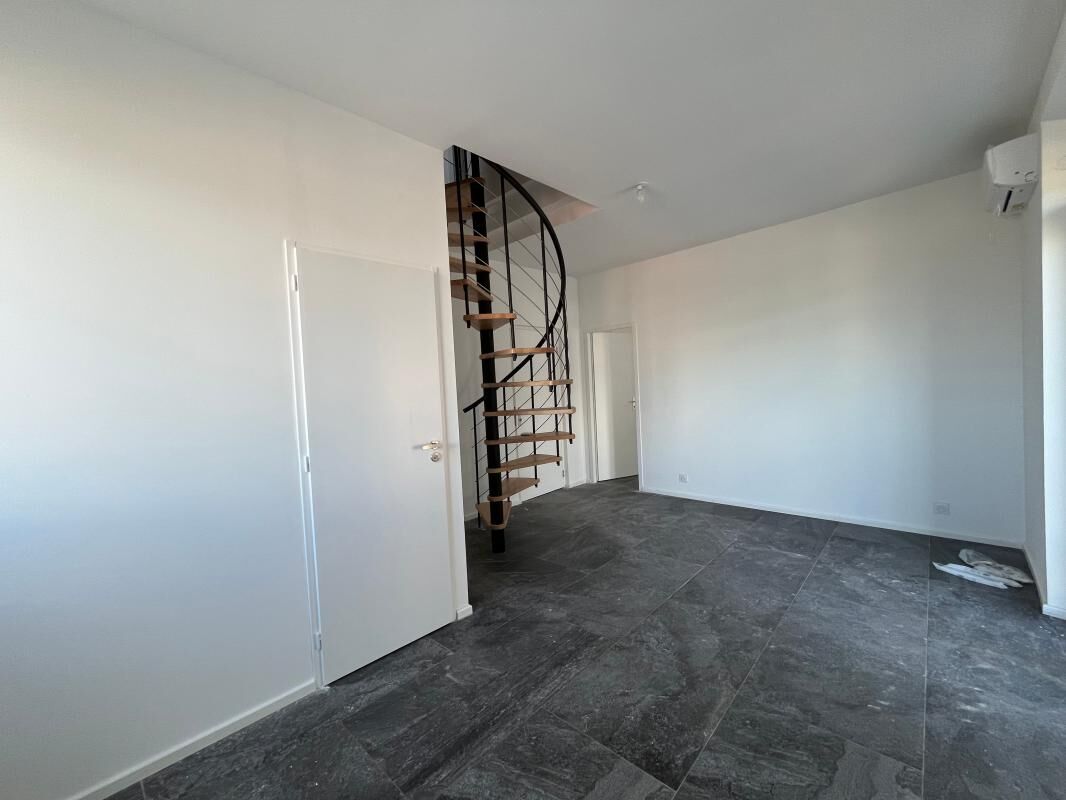 Photo T3 en frais de notaire réduit à Vendre sur La Garde en Duplex avec terrasse et deux places de parking image 2/4