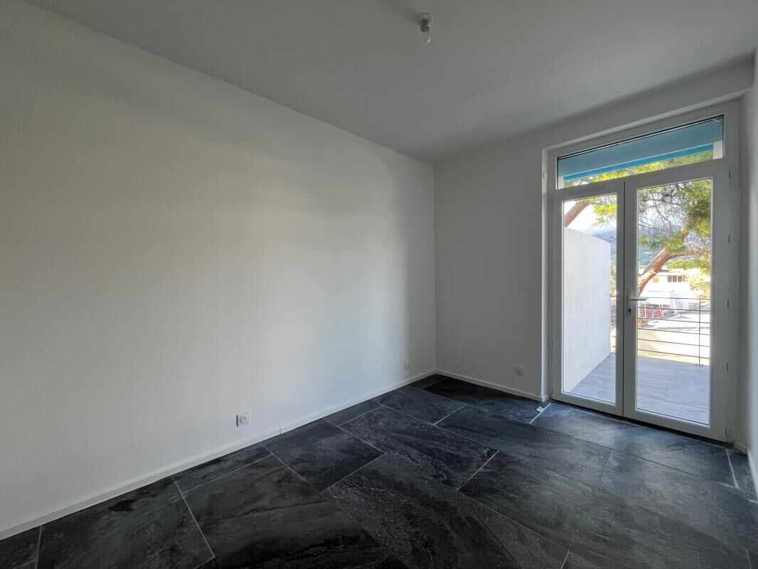 Photo T3 en frais de notaire réduit à Vendre sur La Garde en Duplex avec terrasse et deux places de parking image 3/4