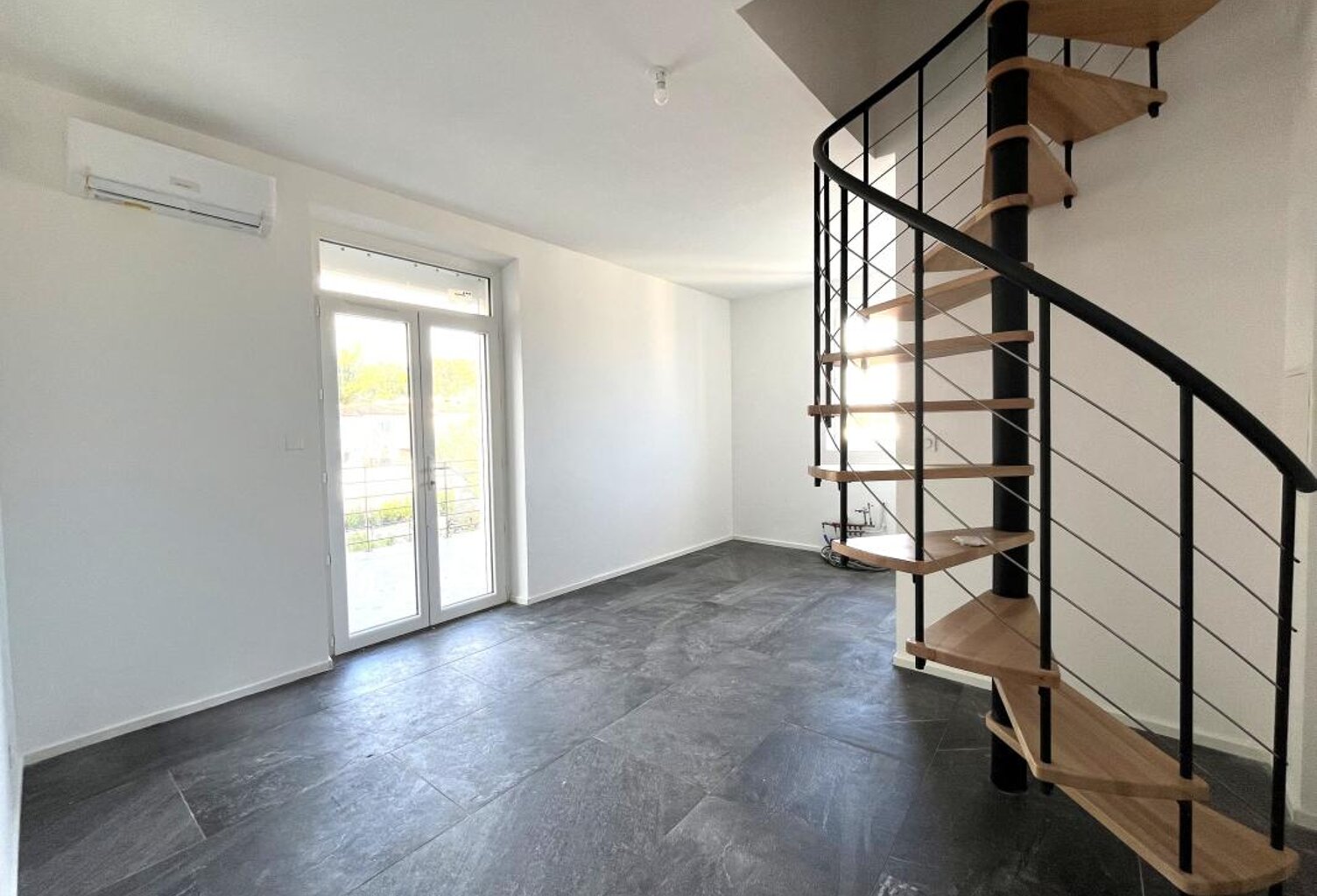 Superbe Duplex Atypique rénové – Grande terrasse & Frais de notaire réduits ! — photo 1
