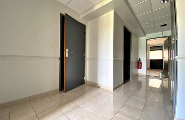 MIGENNES - BUREAUX OU LOCAL COMMERCIAL DE 52M² — photo 2