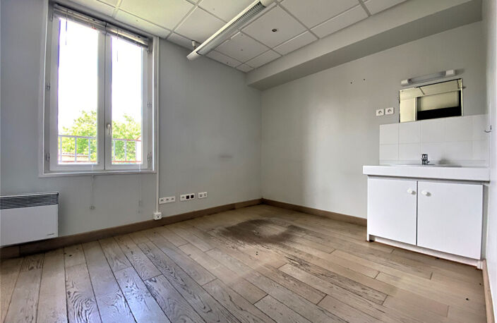 MIGENNES - BUREAUX OU LOCAL COMMERCIAL DE 52M² — photo 3