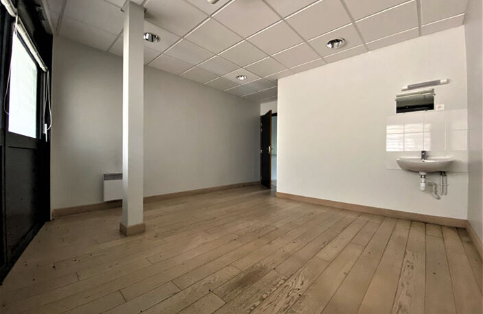 MIGENNES - BUREAUX OU LOCAL COMMERCIAL DE 52M² — photo 4