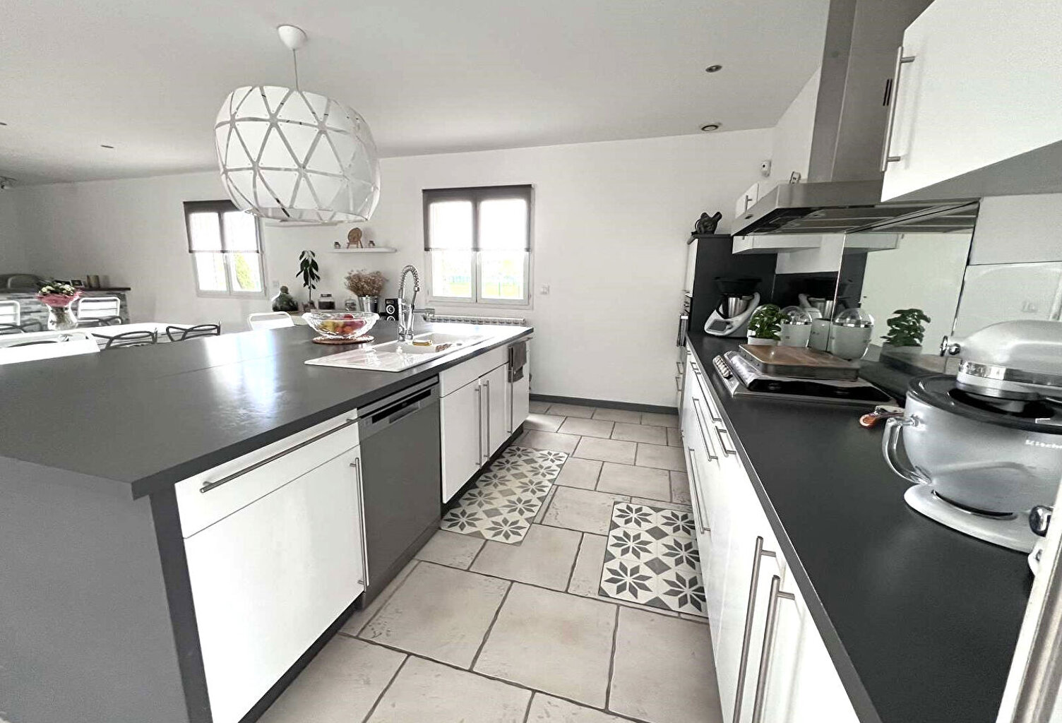 DEMEURE 200 m2 - PARCELLE DE 2200 m2 - ENTRAIGUES SUR LA SORGUE — photo 1