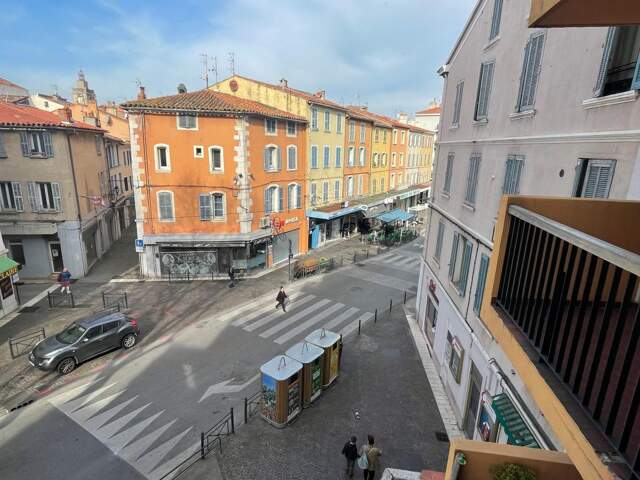 LA SEYNE SUR MER A 2 pas du port dans immeuble avec ascenseur Appartement T4 avec balcon et parking privé — photo du bien