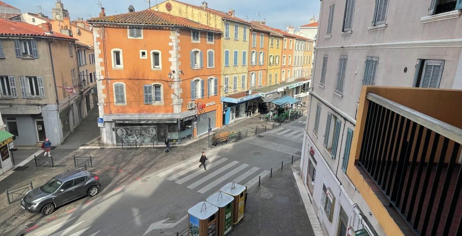 LA SEYNE SUR MER A 2 pas du port dans immeuble avec ascenseur Appartement T4 avec balcon et parking privé — photo 1