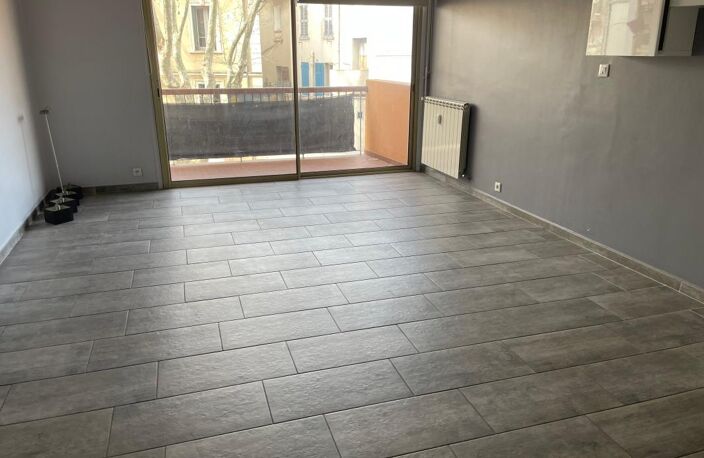 LA SEYNE SUR MER A 2 pas du port dans immeuble avec ascenseur Appartement T4 avec balcon et parking privé — photo 2