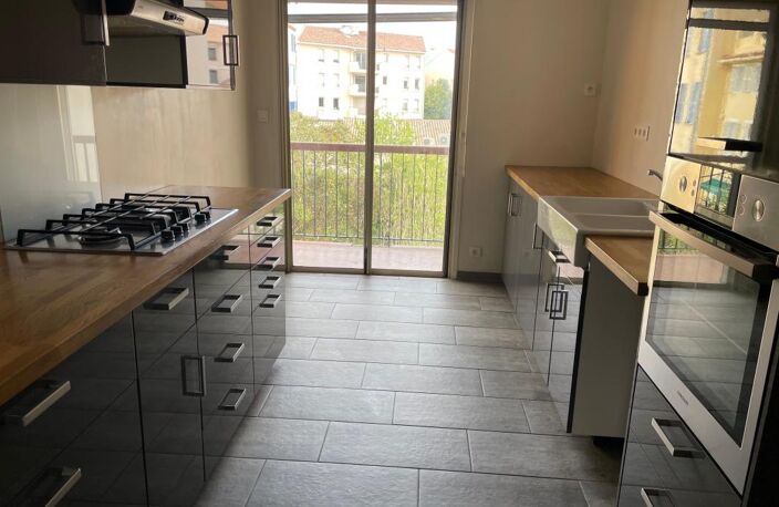 LA SEYNE SUR MER A 2 pas du port dans immeuble avec ascenseur Appartement T4 avec balcon et parking privé — photo 4