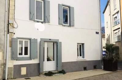 Maison en pierre rénovée sur une place piétonne, possibilité de — photo du bien