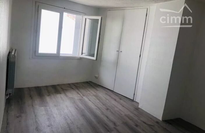 Maison en pierre rénovée sur une place piétonne, possibilité de — photo 3