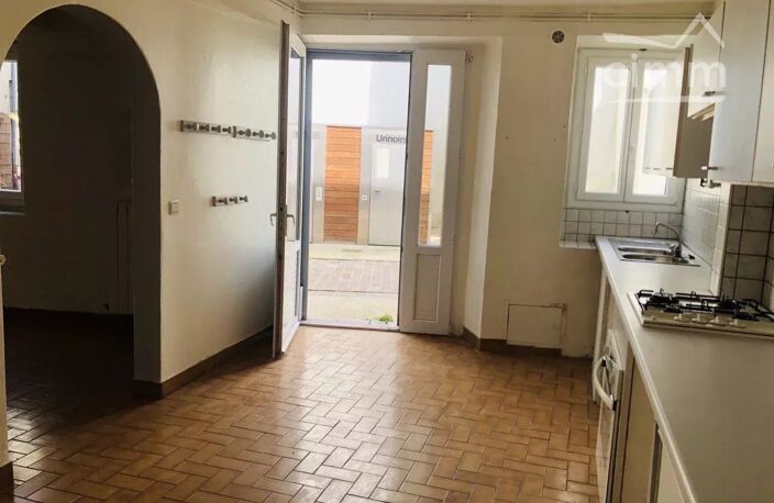 Maison en pierre rénovée sur une place piétonne, possibilité de — photo 4