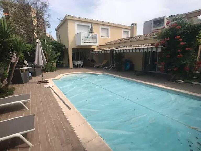 juan les pins proche mer et commerces belle villa avec piscine — photo 1