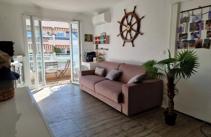 DEUX PIECES CENTRE VILLE PROCHE PLAGES — photo 4