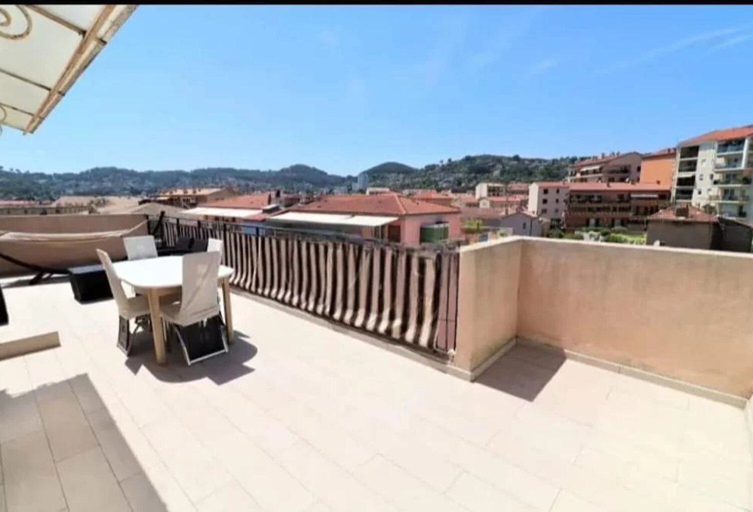 APPARTEMENT  4 PIECES  DERNIER ETAGE GARAGE PISCINE — photo 1