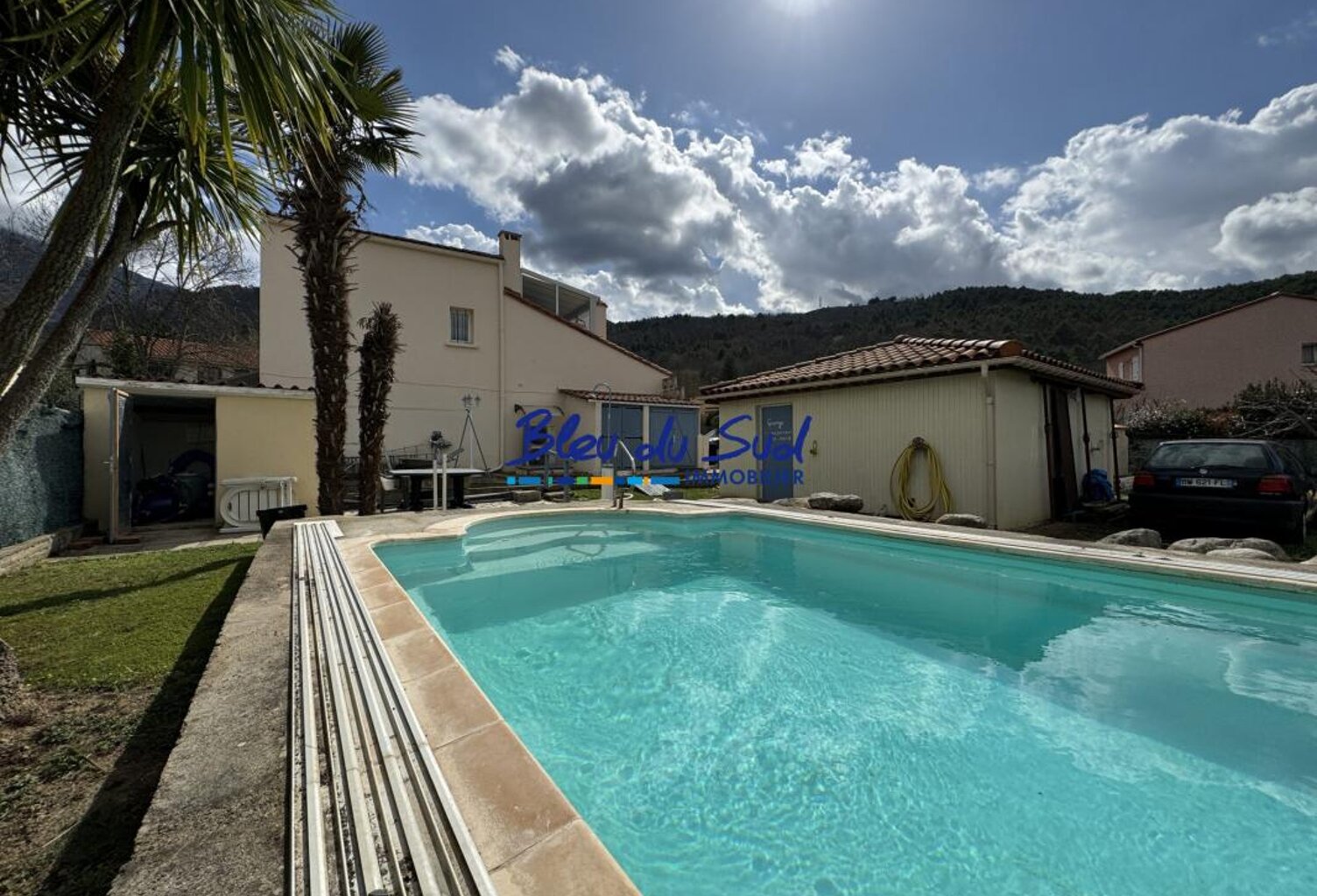 Maison 4 faces avec piscine et garages — photo 1