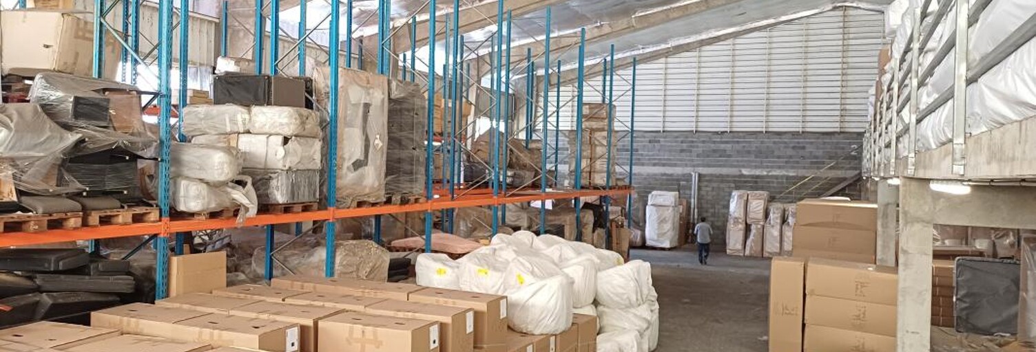 Local industriel  1950 m² à louer à Saint-Denis (97490)