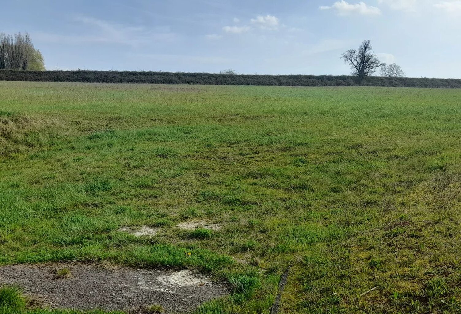 Terrain constructible borné et viabilisé de 645m² — photo 1