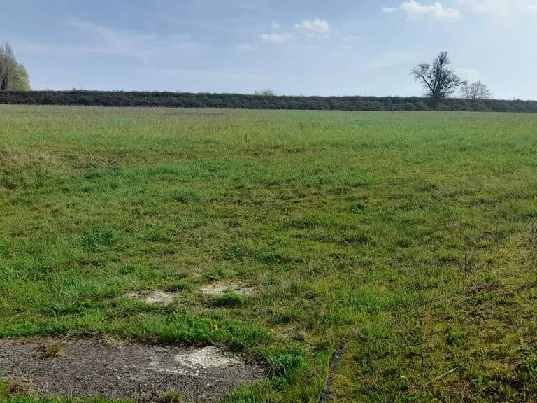 Terrain constructible borné et viabilisé de 645m² — photo 1