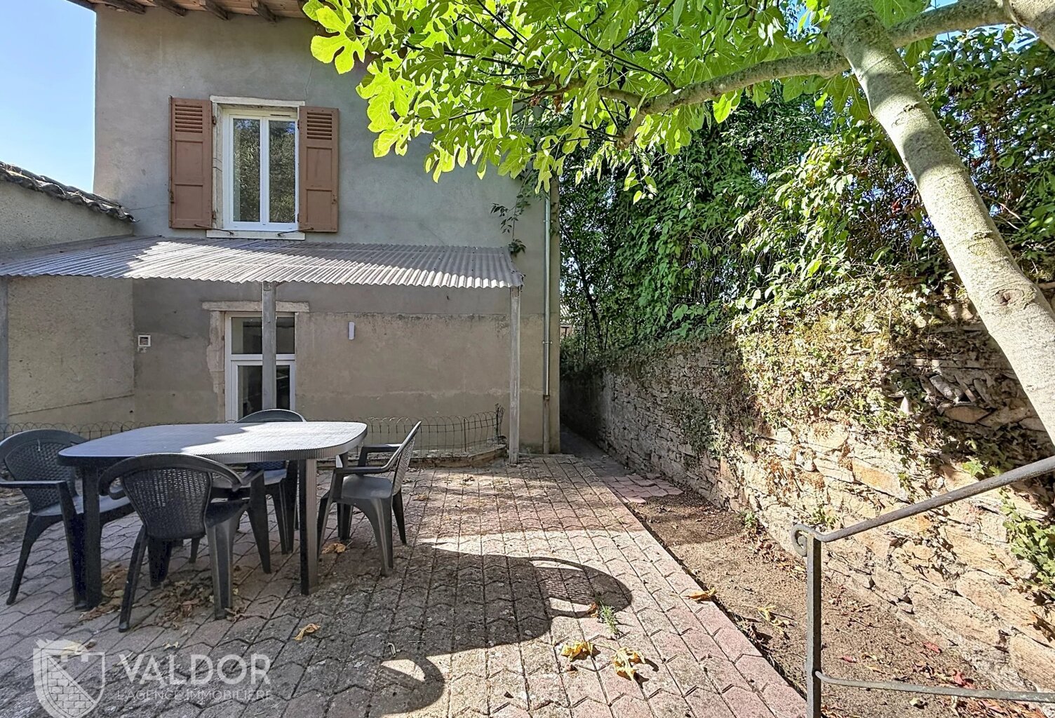 Maison avec garage et jardin hyper centre Montmerle — photo 1
