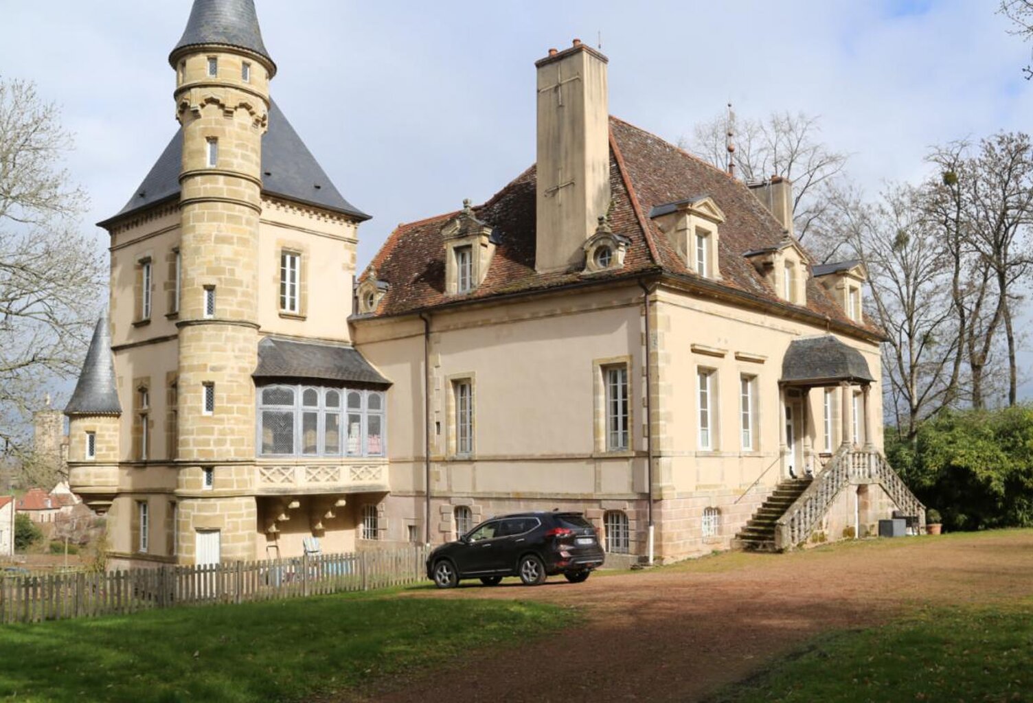 Bel appartement atypique à vendre dans un château ISMH du XVIIème — photo 1