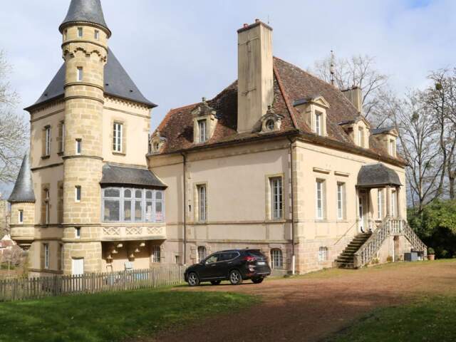 Bel appartement atypique à vendre dans un château ISMH du XVIIème — photo du bien
