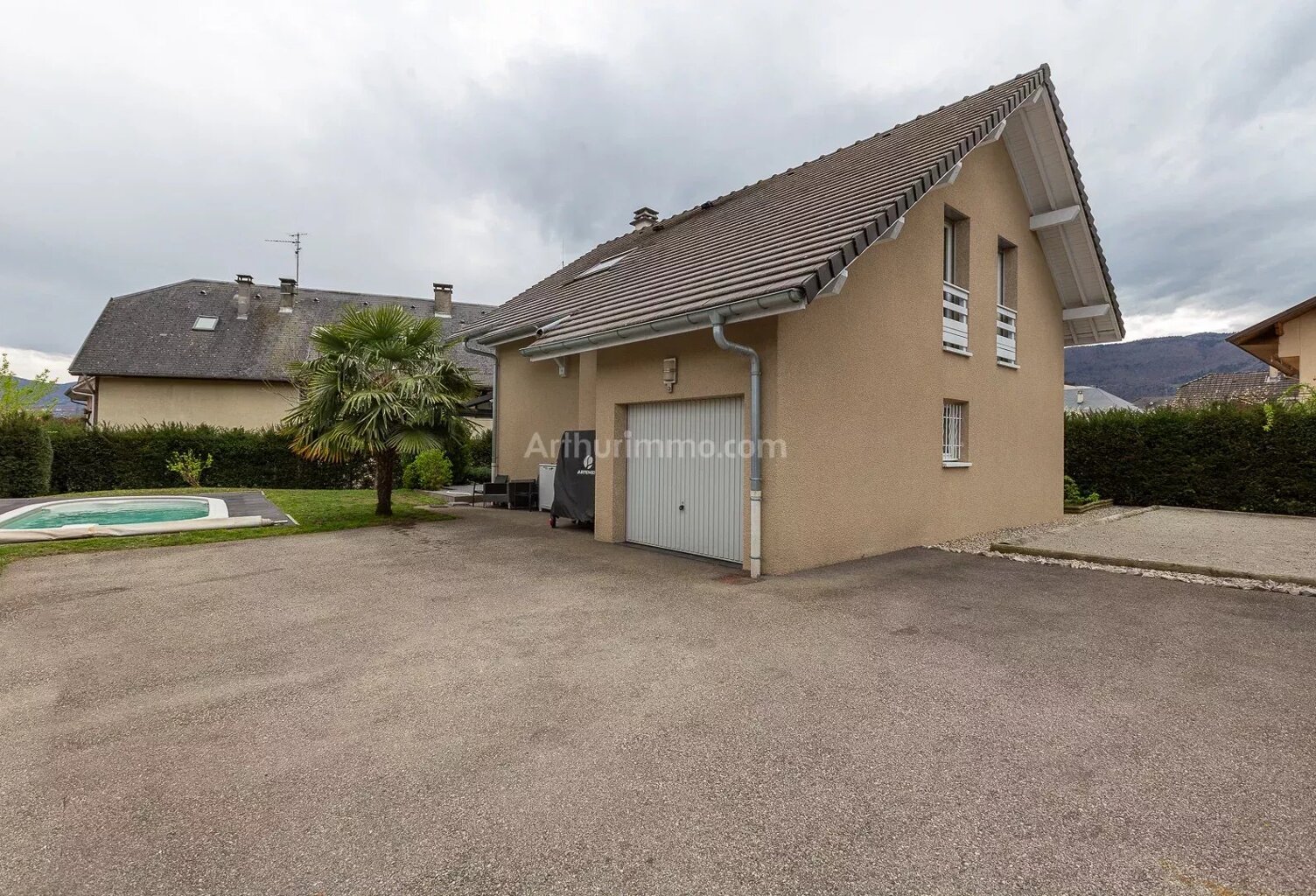 Maison de 2010 sur 625 m² 3 chambres avec  garage et piscine — photo 1