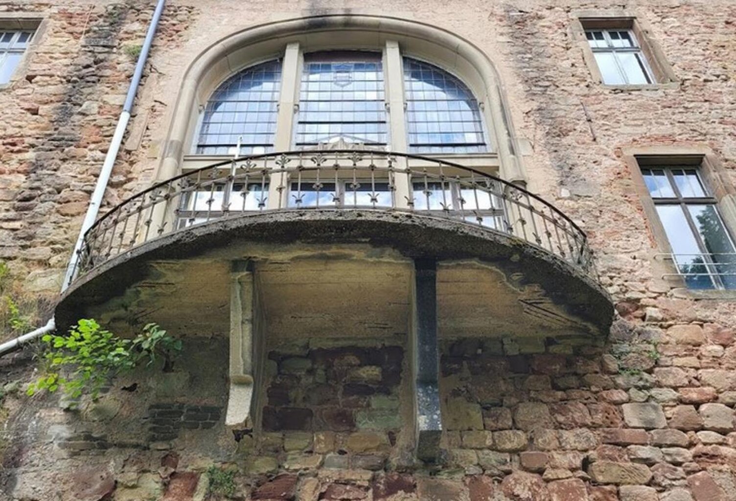 Château en nid d'aigle - 1163 m² au sol - — photo 1