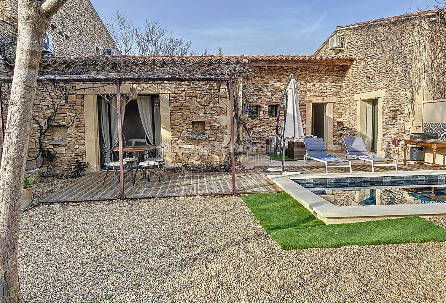 Gordes maison  83 m2  T 3  jardin piscine — photo 1