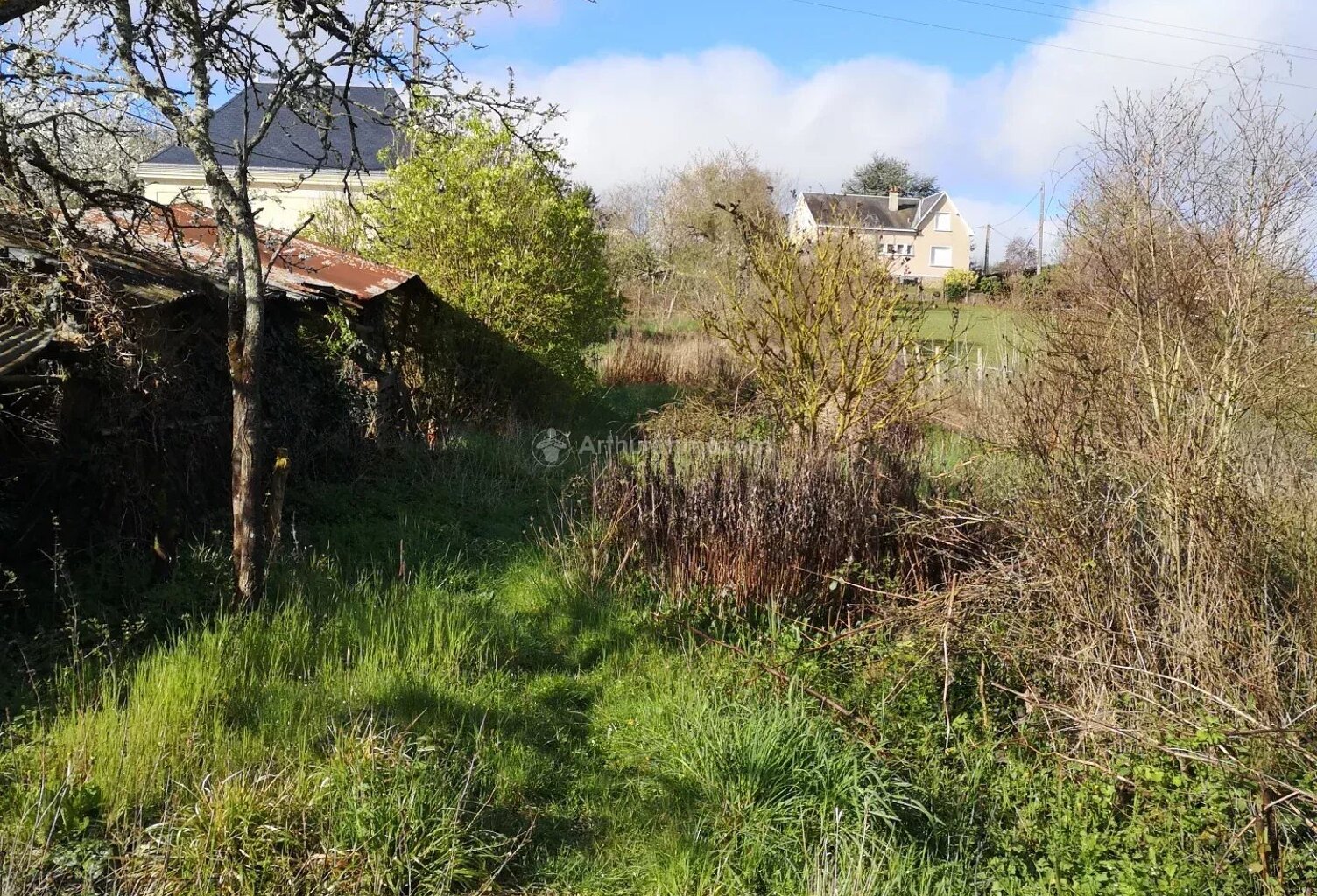 Terrain constructible à La Chartre Sur le Loir — photo 1