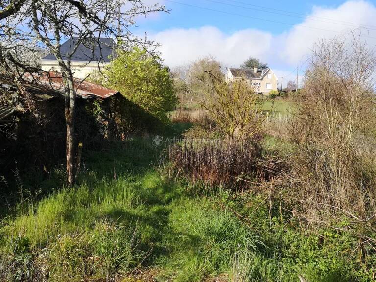 Terrain constructible à La Chartre Sur le Loir — photo 1