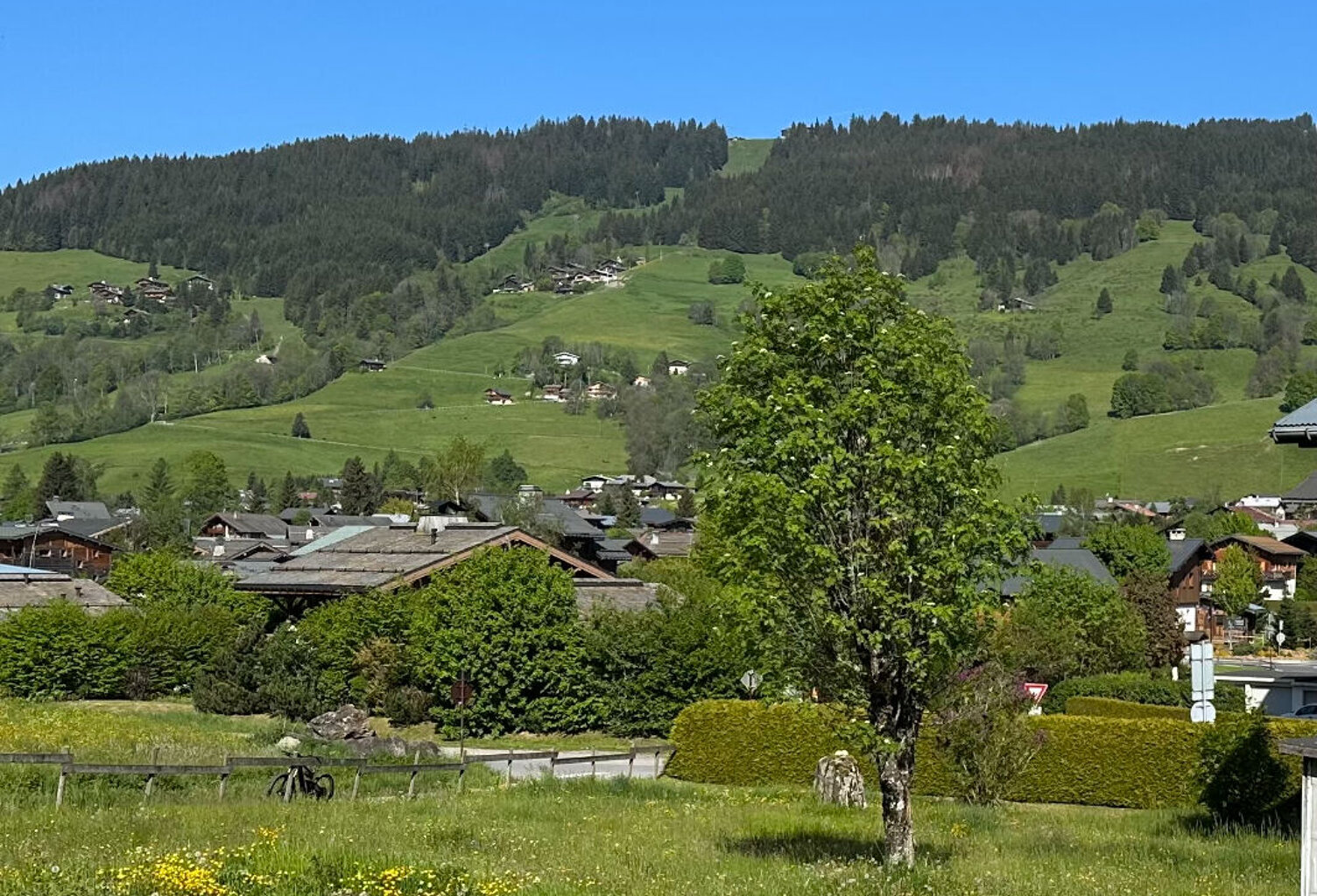 Megève Terrain 597 m2, à vendre  avec son permis viabilisé  vue, calme, ensoleillé. — photo 1