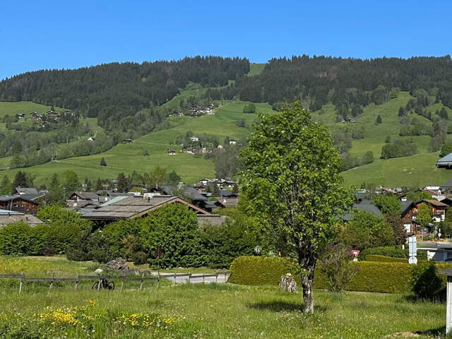 Megève Terrain 597 m2, à vendre  avec son permis viabilisé  vue, calme, ensoleillé. — photo du bien