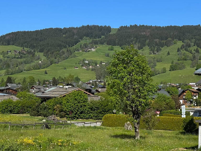 Megève Terrain 597 m2, à vendre  avec son permis viabilisé  vue, calme, ensoleillé. — photo 1