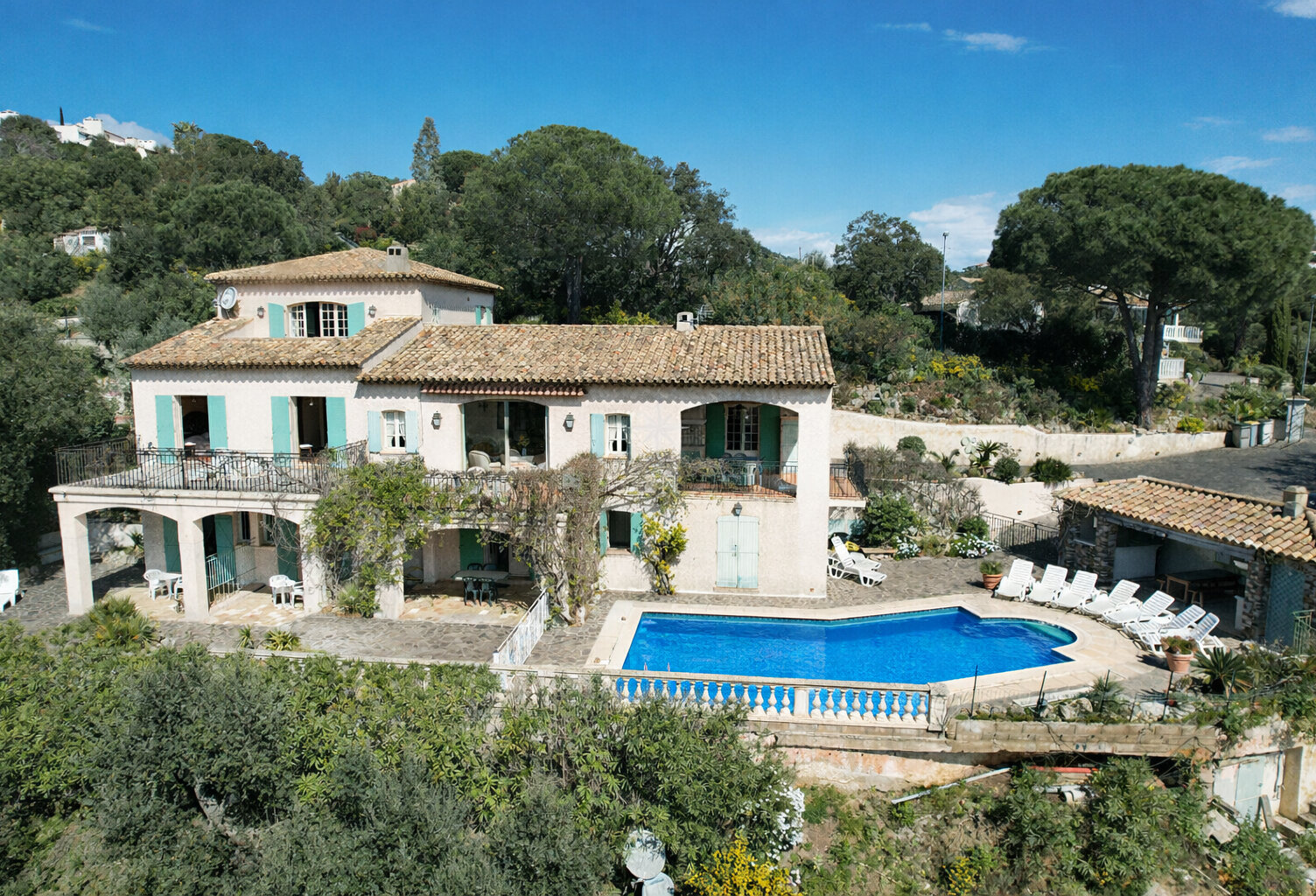 À VENDRE VILLA DE PLUS 300 M² AVEC VUE DÉGAGÉE SUR LES COLLINES, À PROXIMITÉ IMMÉDIATE DE LA MER ET DES ISSAMBRES — photo 1