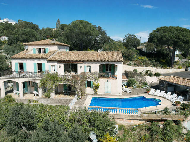 À VENDRE VILLA DE PLUS 300 M² AVEC VUE DÉGAGÉE SUR LES COLLINES, À PROXIMITÉ IMMÉDIATE DE LA MER ET DES ISSAMBRES — photo du bien