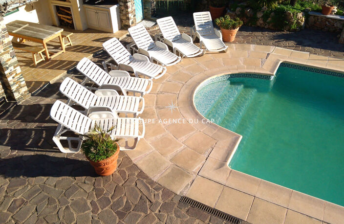 À VENDRE VILLA DE PLUS 300 M² AVEC VUE DÉGAGÉE SUR LES COLLINES, À PROXIMITÉ IMMÉDIATE DE LA MER ET DES ISSAMBRES — photo 2