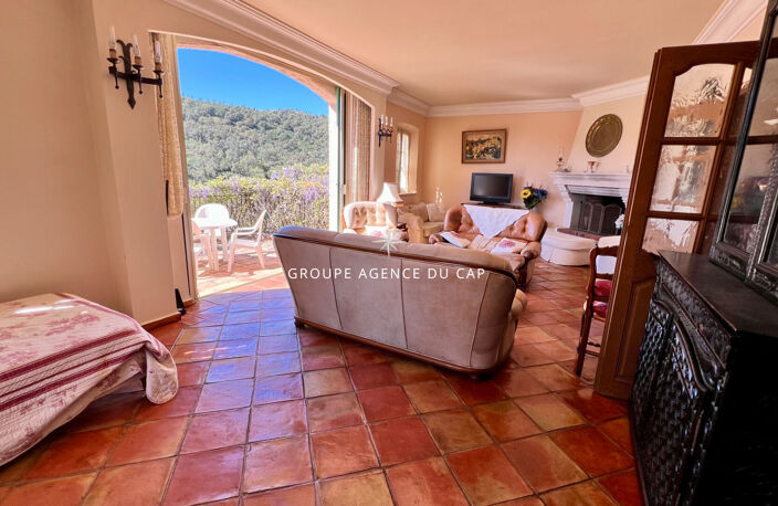 À VENDRE VILLA DE PLUS 300 M² AVEC VUE DÉGAGÉE SUR LES COLLINES, À PROXIMITÉ IMMÉDIATE DE LA MER ET DES ISSAMBRES — photo 5