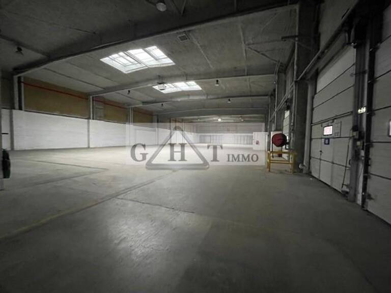 A LOUER 75012 1038 M2 — photo 1