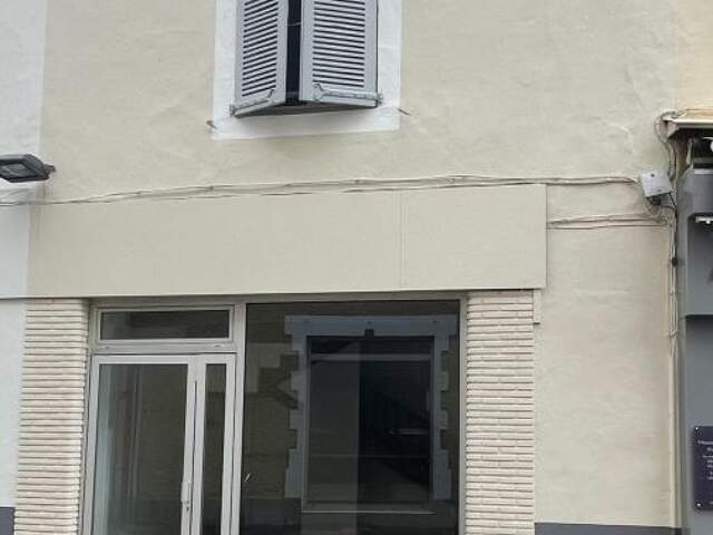 Bien Commercial + Appartement À Louer — photo du bien