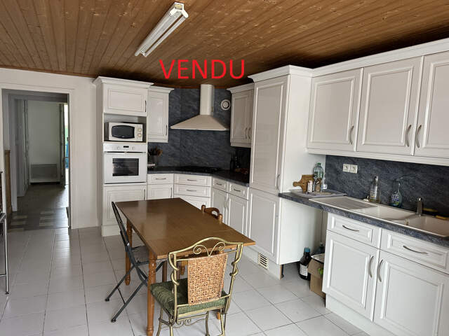 Dans un village tous commerces, maison grands volumes avec jardin — photo du bien