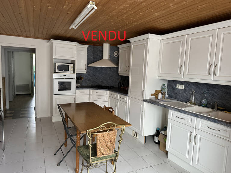 Dans un village tous commerces, maison grands volumes avec jardin — photo 1
