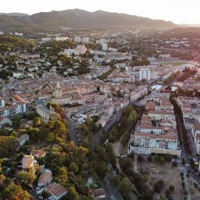 Commerce  254400 €