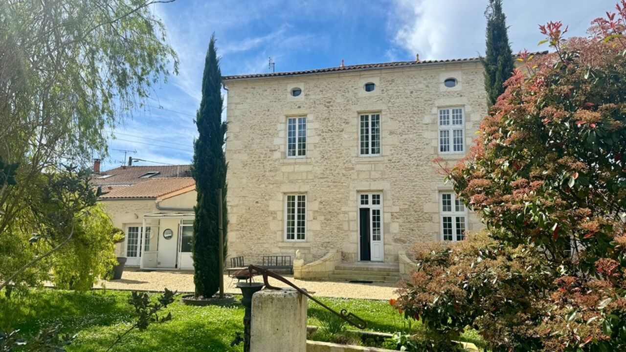 maison 10 pièces 260 m2 à vendre à Tonnay-Charente (17430)